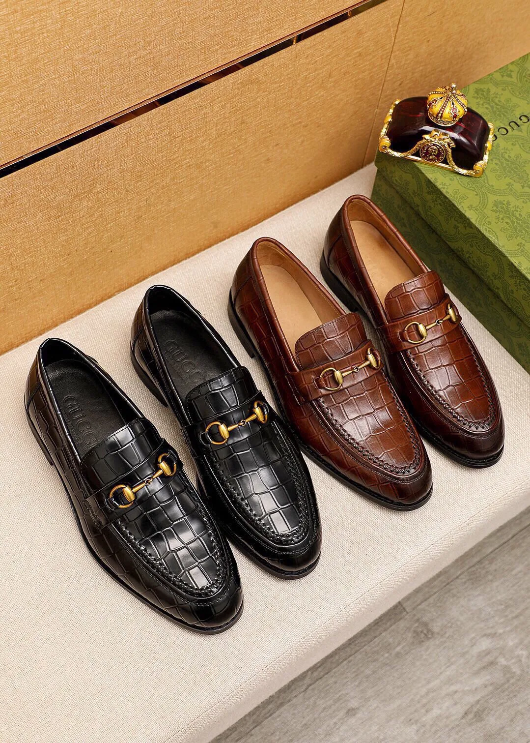 Men's shoes 💰460 💐 Product trademark: GUCCI "Gucci" casual leather shoes Regular size: 38-44 (45🉑️customized) Product materials: Selected imported first-layer calfskin embossed upper + luxury hardware buckle, imported water-dyed cow leather lining. Strong three-dimensional visual effect, combined outsole Color: 2⃣️colors available